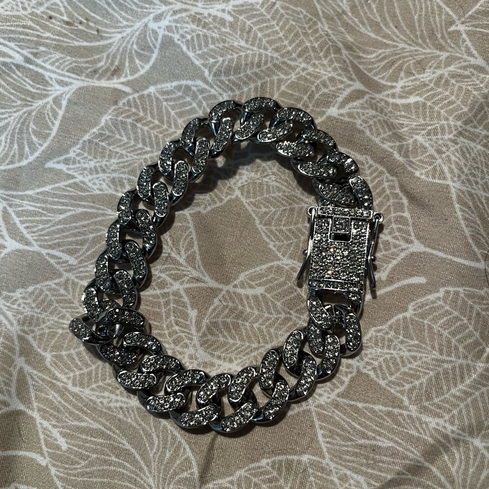 BRAND NEW 8”Men's Silver and Diamond Bracelet obo